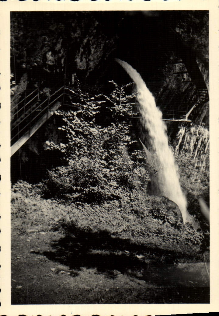 Chute d'eau dans une grotte — éditeur inconnu, n° de série 6