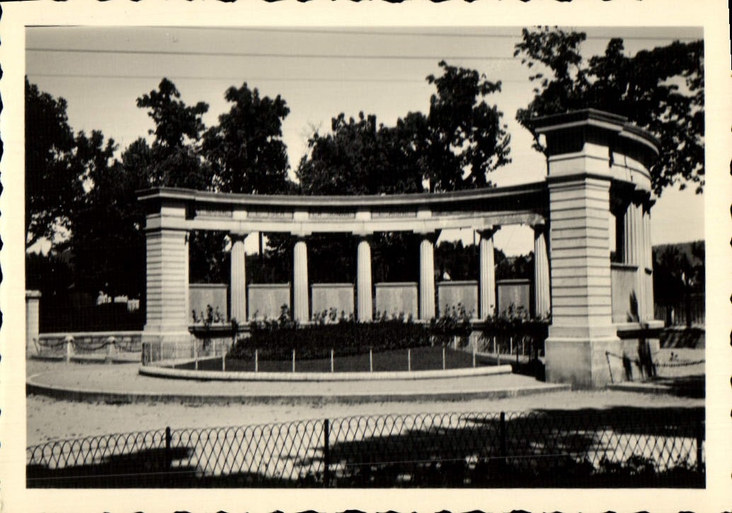 Monument aux morts — parc de la ville — éditeur CPAPHIL, n° 72