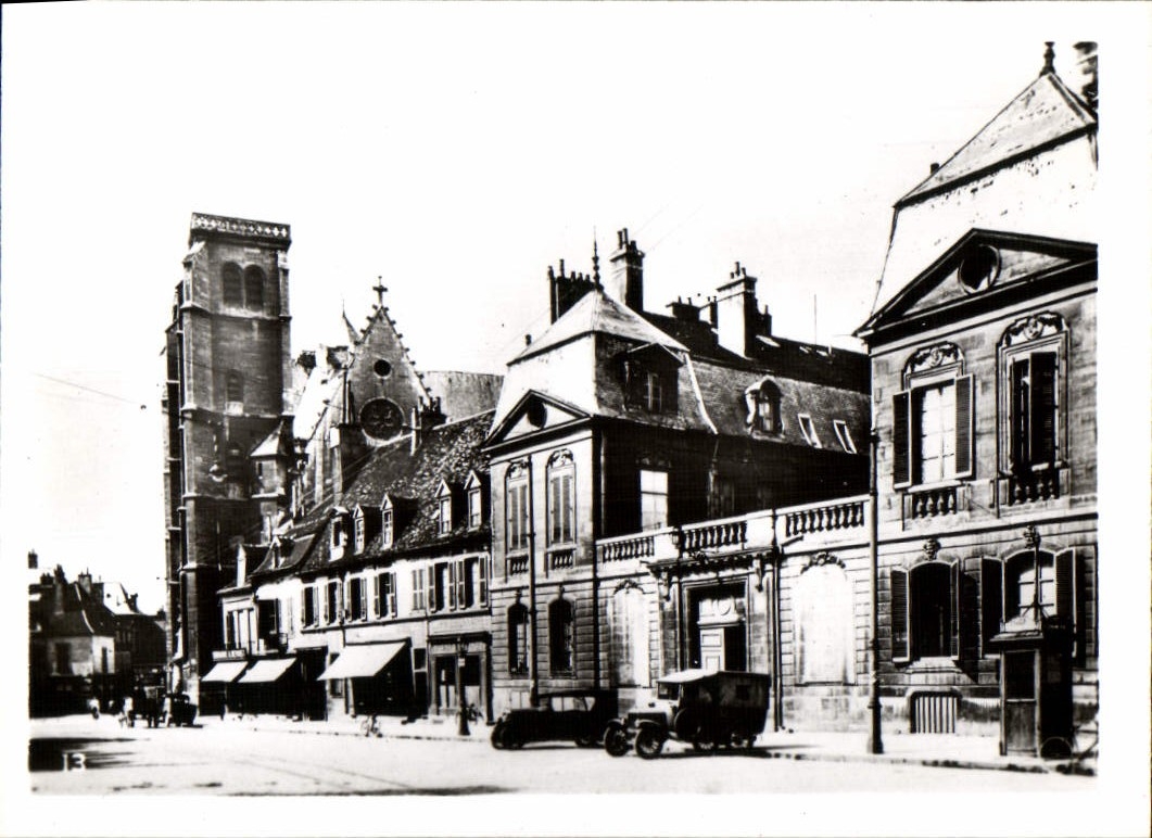 Place de la Cathédrale à Troyes — vue urbaine avec église et véhicules — CPAPHIL