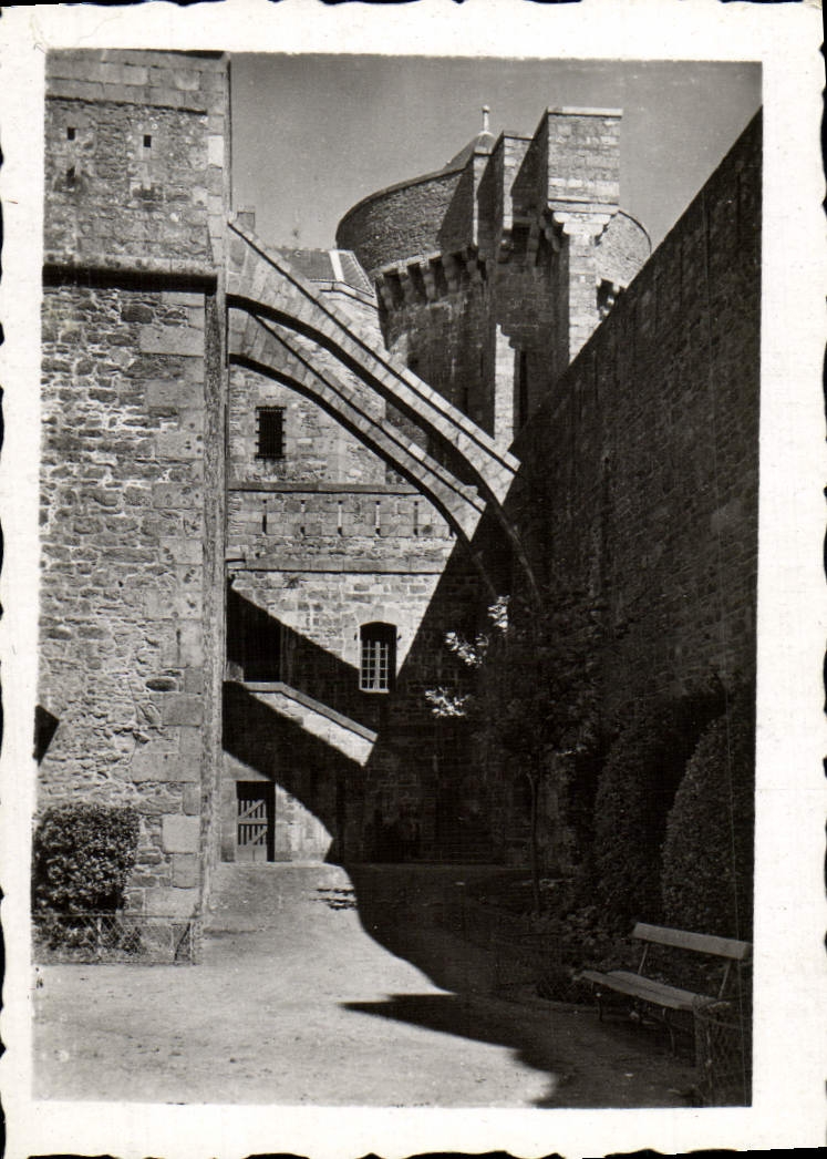 Cour intérieure du château de Josselin — vue avec passerelle et banc — CPAPHIL