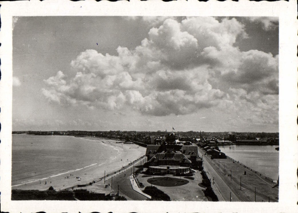 Le casino de Deauville — vue aérienne — éditeur CPAPHIL, n° de série non visible