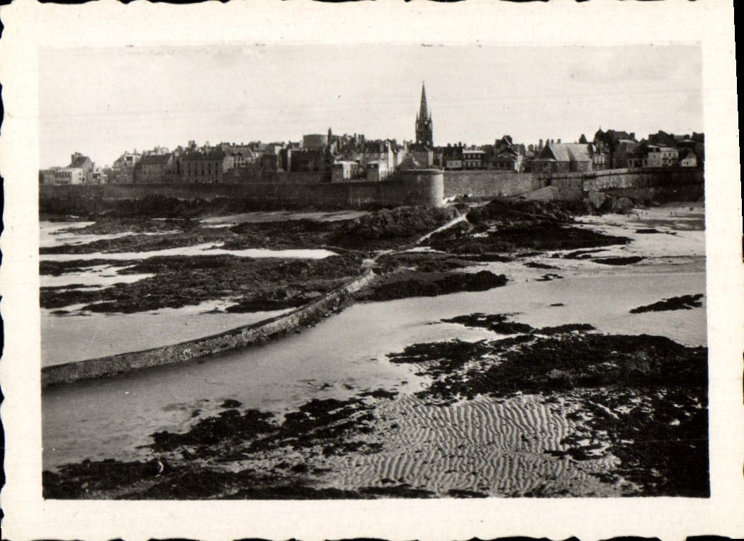 Saint-Malo — vue de la ville et du port à marée basse — CPAPHIL