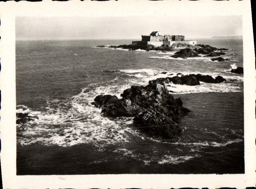 Château fort sur rochers — vue maritime — Le Torch National