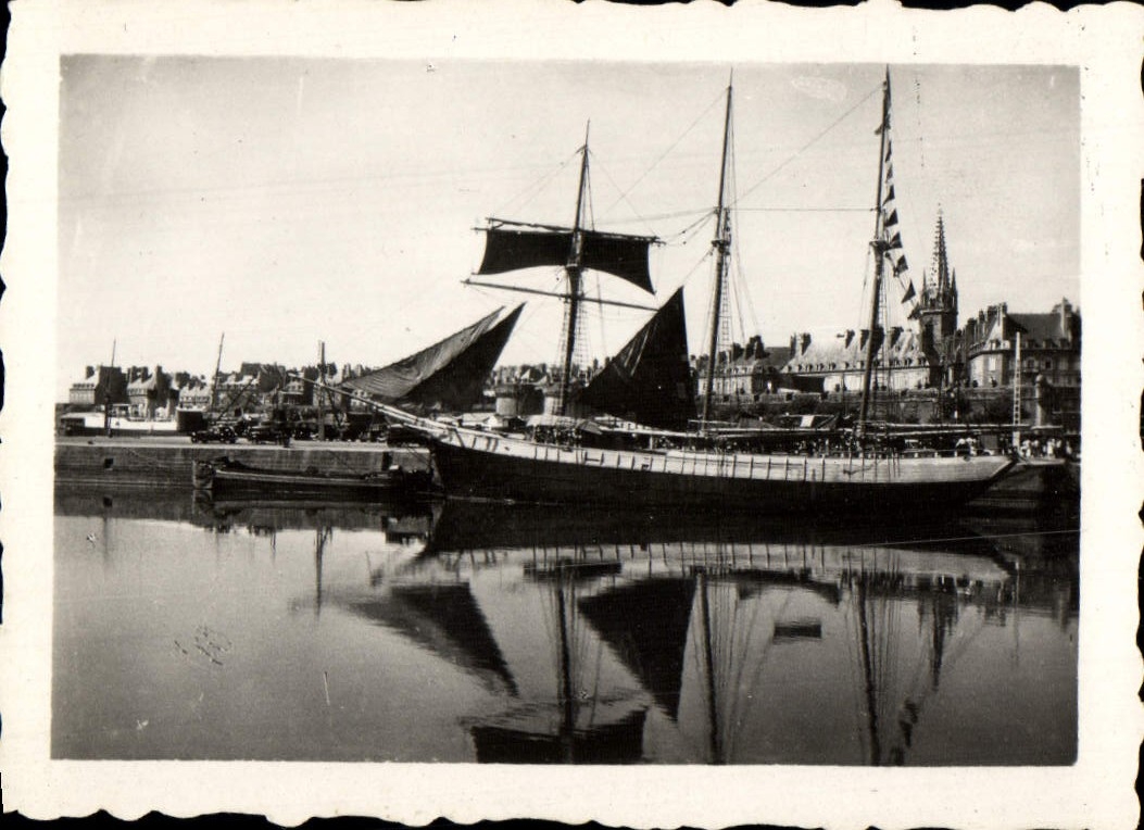 Brest — Vue du port avec un voilier — CPAPHIL