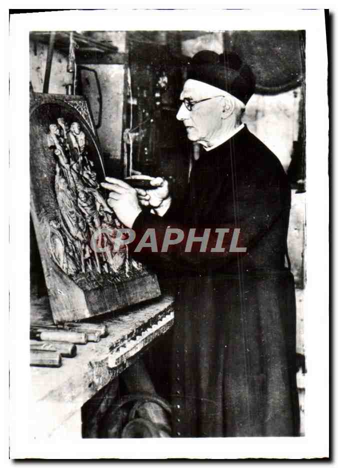 L'Abbé Quemerais (1879-1975) — Chevalier de la Légion d'Honneur — sculpteur au travail dans son atelier de Rothéneuf