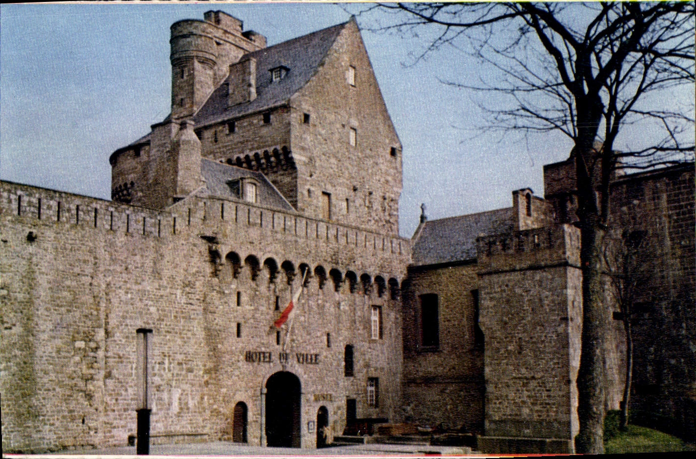 Le grand donjon et le château — Hôtel de Ville — CPAPHIL