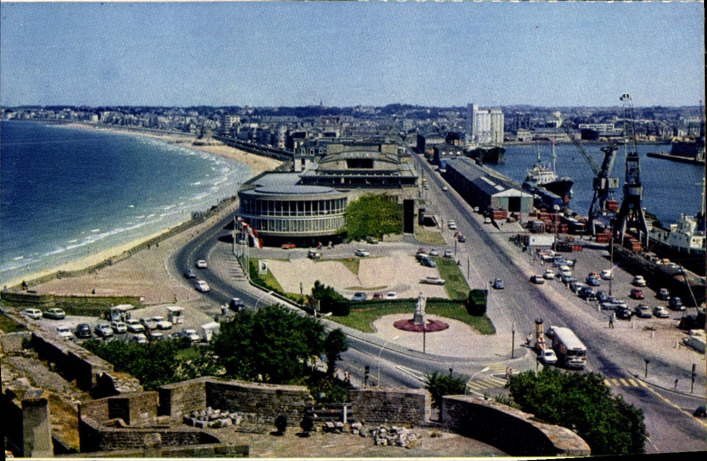 Vue générale sur la plage, le Sillon et les Bassins du port de commerce — CPAPHIL