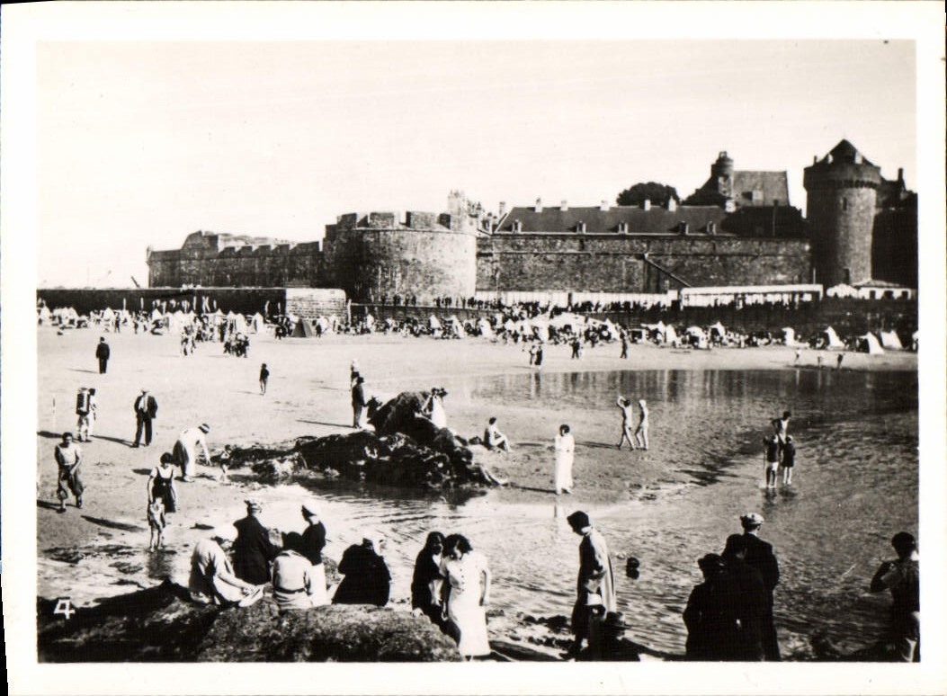 Plage de Saint-Malo — baignade et fortifications — série 4