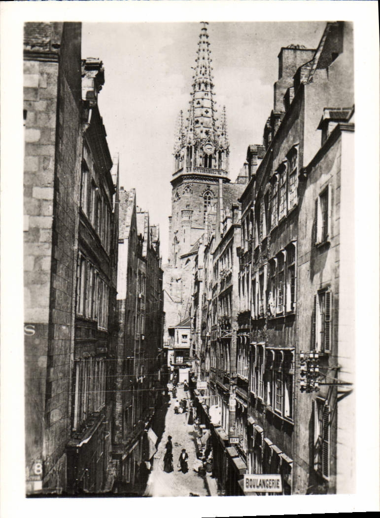 Vue de rue avec église — Rue étroite bordée de bâtiments anciens — Éditeur inconnu, n° de série 8 visible