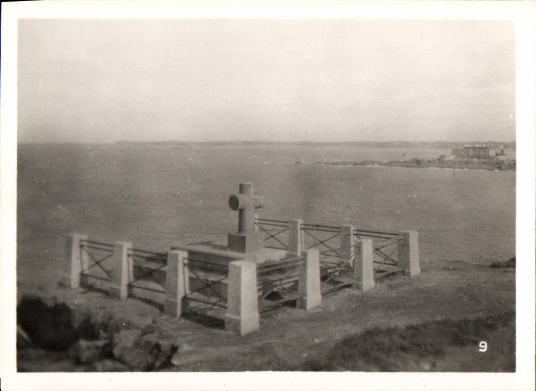 Croix de cimetière sur falaise — vue sur la mer — série 9