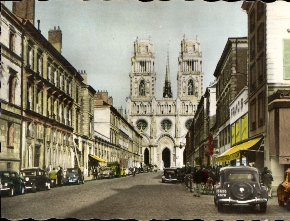 CPM Orleans La Rue Jeanne d'Arc et la Cathedrale