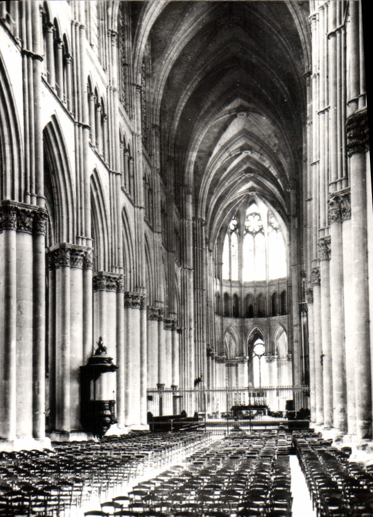 CPM Reims La Cathedrale Notre Dame La nef vue du grand portail