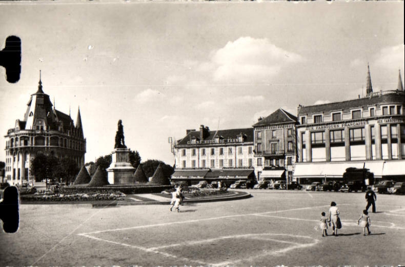 CPM Chartres Place des Epars la Statue de Marceau et L'Hotel des Postes