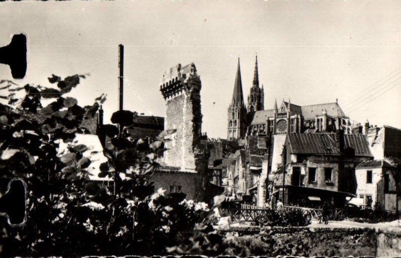Chartres — Les Vestiges de la Porte Guillaume et la Cathédrale — Lavelle et C°