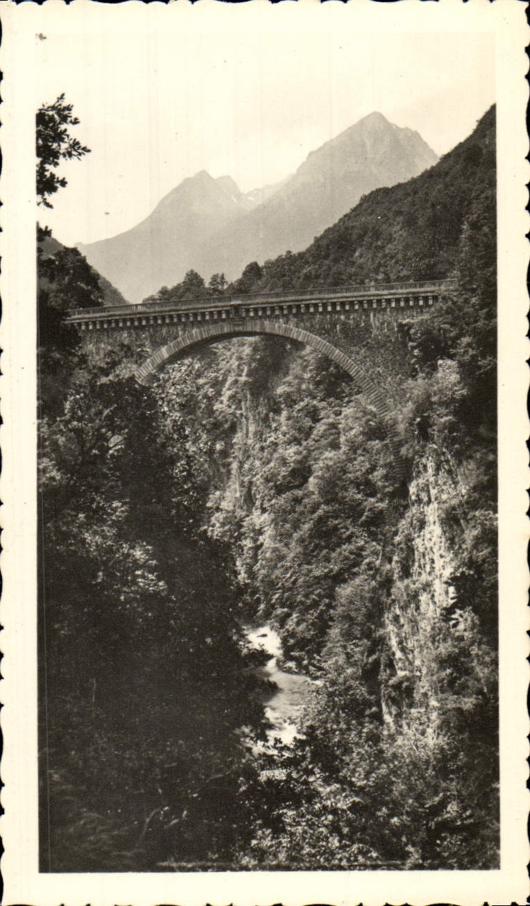 St-Sauveur - Le Pont Napoléon — éditeur CPAPHIL, n° de série non visible