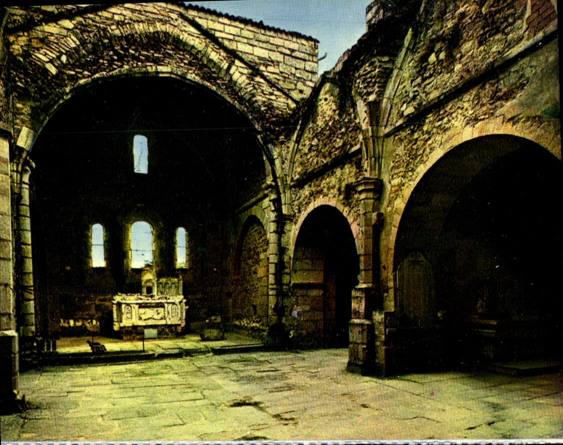 Intérieur des ruines d'une ancienne église — éditeur CPAPHIL, n° de série non lisible