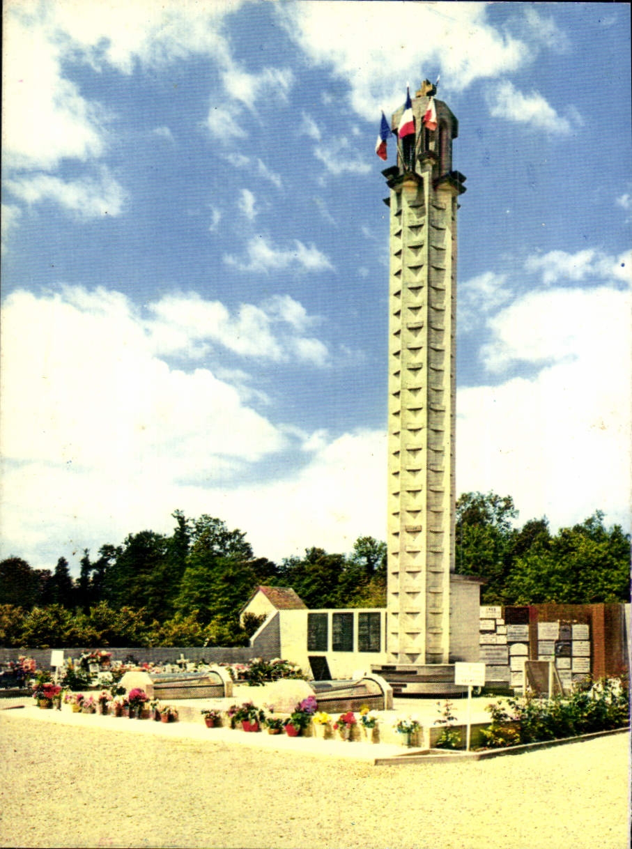 Tombeau des 642 Martyrs du 10 Juin 1944 — Cimetière — Éditeur : Le Cimetière
