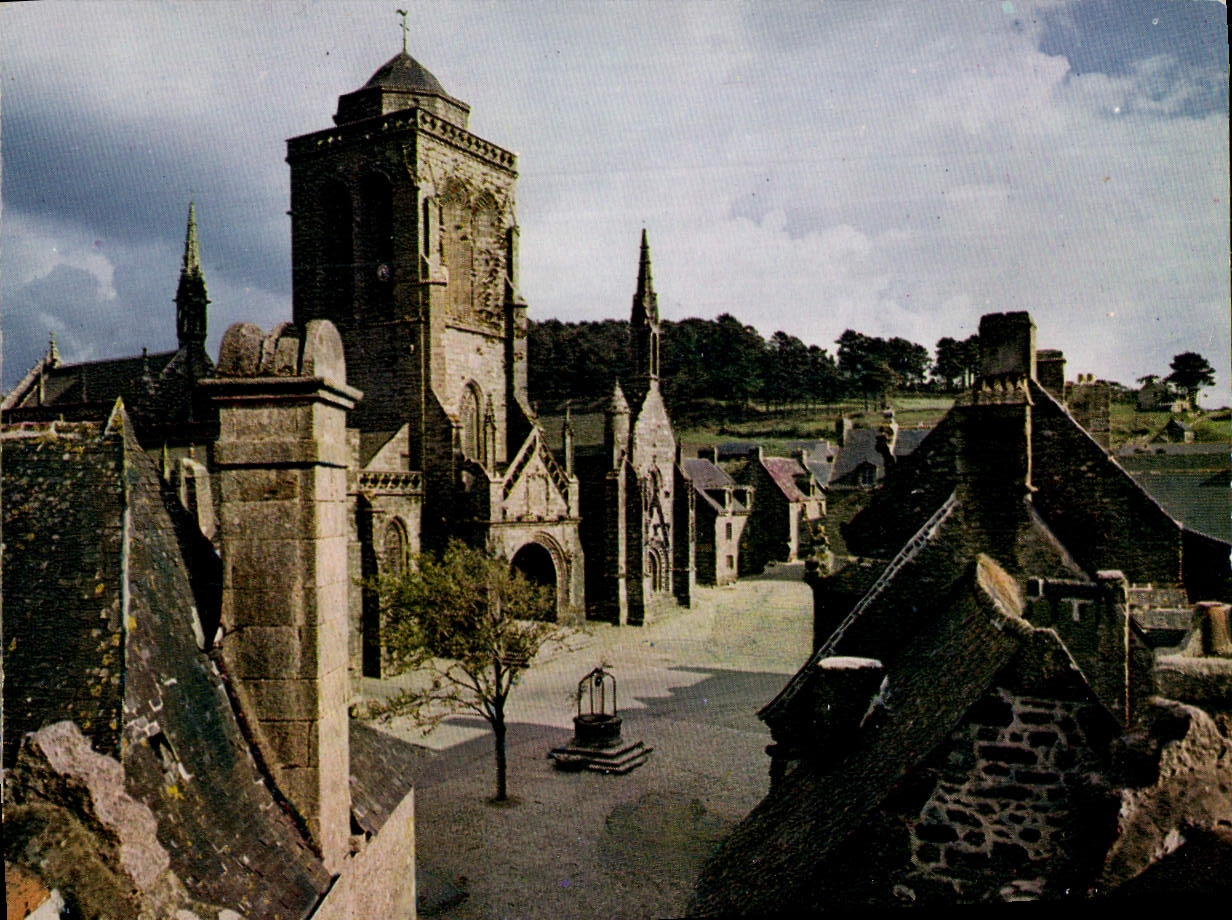 Locronan (Finistère) — Ensemble de la Place, l'Église du XVᵉ siècle et les vieilles maisons des Tisserands