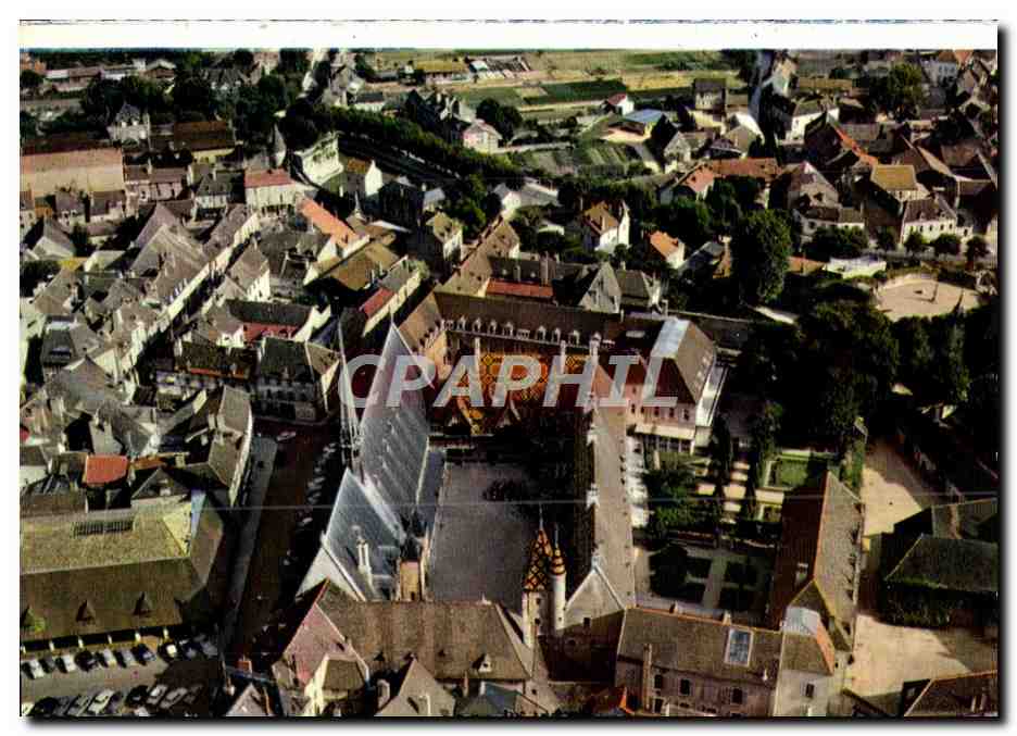 Vue aérienne de l'Hôtel-Dieu de Beaune — éditeur CPAPHIL, n° de série non visible