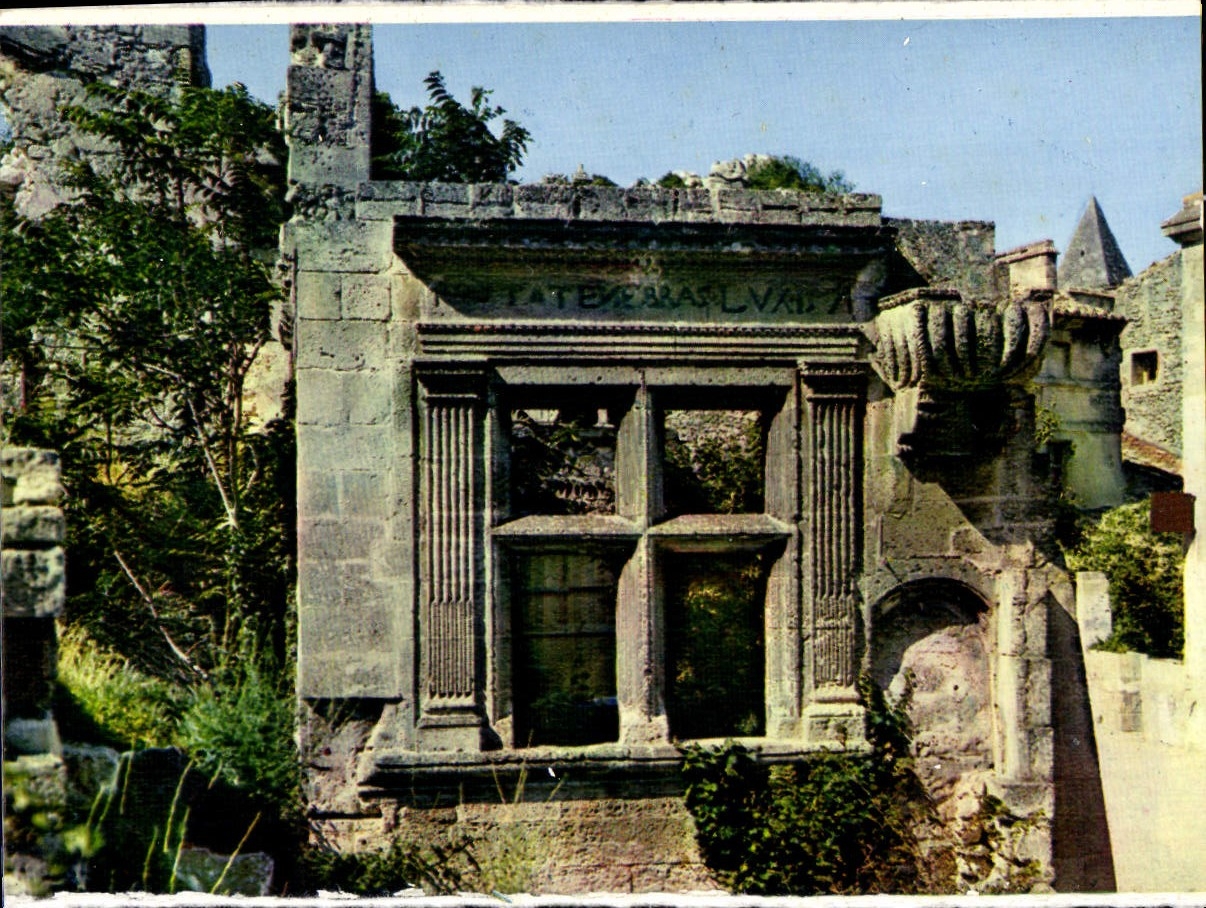 Fenêtre Renaissance à Genève — datée de 1571 — devise "Post Tenebras Lux"