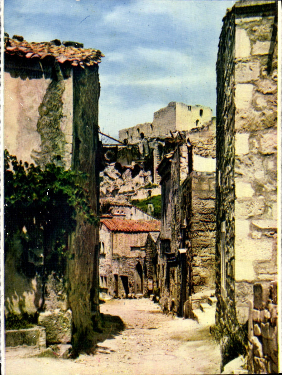 Rue pavée en pierre — vue vers le château féodal — CPAPHIL