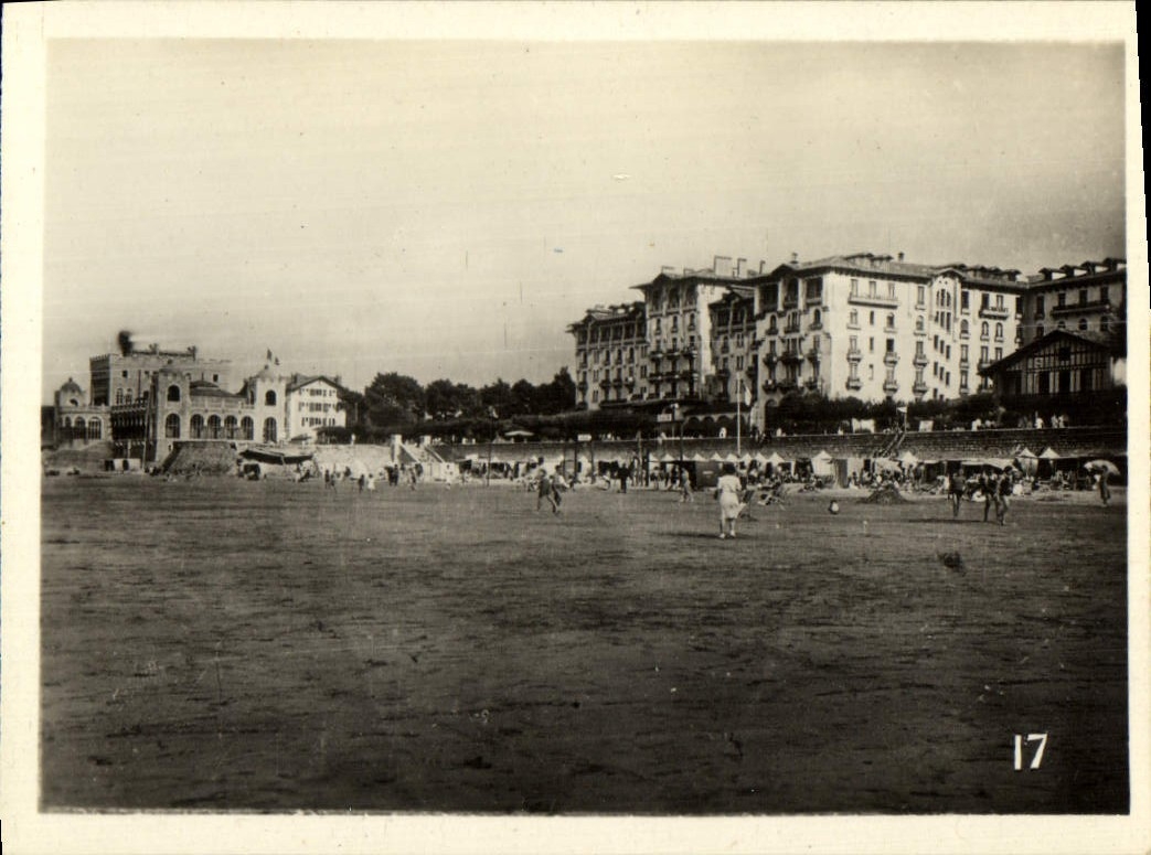 Plage de la Baie de Cannes — vue avec bâtiments et baigneurs — série 17