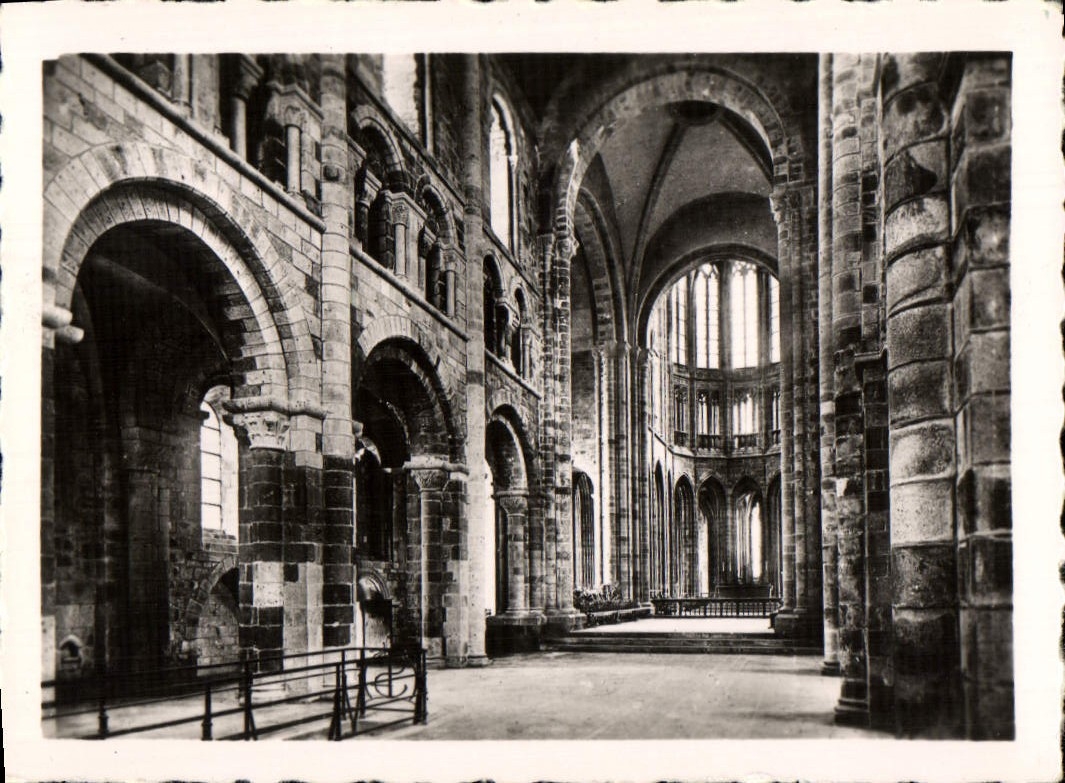 CPM Mont Saint Michel Abbaye Travee De l'Eglise Romane