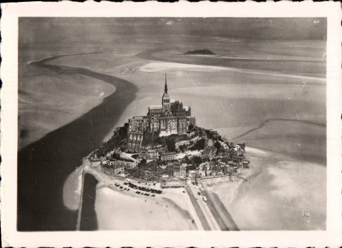 CPM Mont Saint Michel Eglise Vue Aerienne