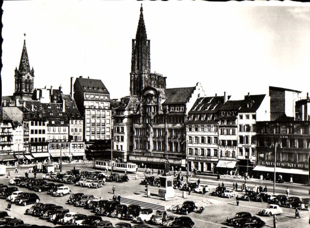 Strasbourg — La Place Kléber et la Cathédrale — CPAPHIL n°148