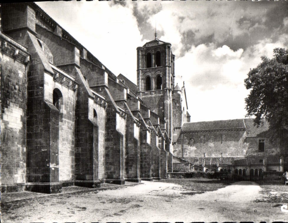 Vézelay (Yonne) — Église abbatiale de la Madeleine (XIIe s.), les arcs-boutants de la nef latérale nord, la tour Saint-Antoine et le cloître