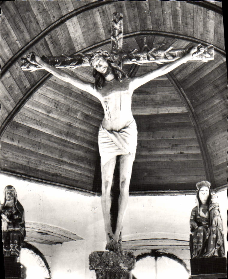 PLOUHA (C.-du-N.) - Chapelle de Kermaria-an-Isquit. Le magnifique Christ en bois (XIVe s.)