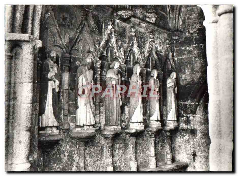 PLOUHA (C.-du-N.) - Chapelle de Kermaria-an-Isquit - Statues des Apôtres (Bois XIIIe s.), sous le porche côté gauche