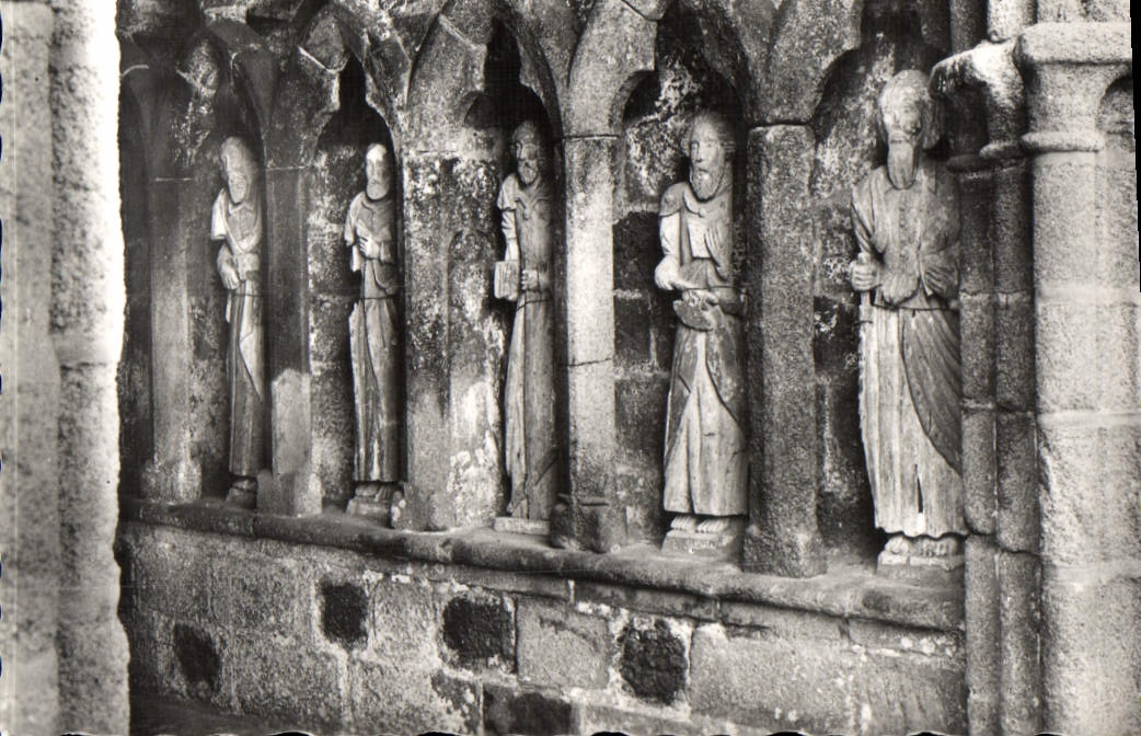 PLOUHA (C.-du-N.) - Chapelle de Kermaria-an-Isquit - Statues des Apôtres (XIIIe siècle) sous le porche (côté droit)