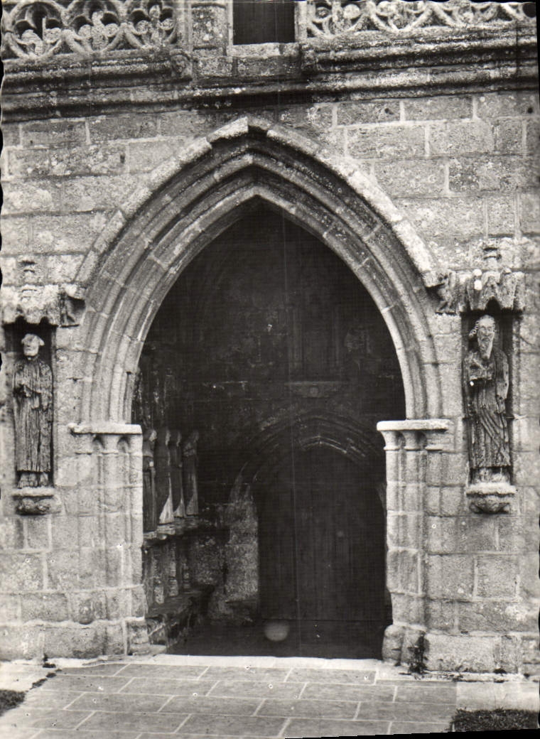 PLOUHA (C.-du-N.) - Chapelle de Kermaria-an-Isquit - Le Porche et Statues des Apôtres (XIIIe s.)