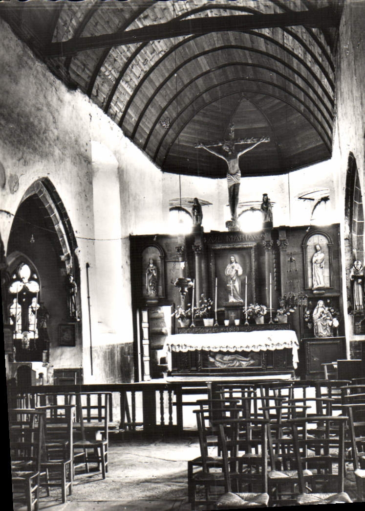 PLOUHA (C.-du-N.) - Chapelle de Kermaria-an-Isquit — Autel (XIIIe s) avec le magnifique Christ en bois (XIVe siècle)