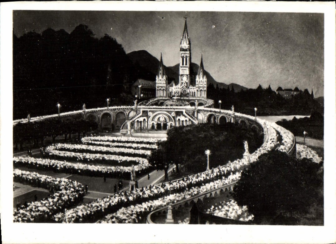 CPM Lourdes La Basilique Illuminee Et La Procession Aux Flambeaux