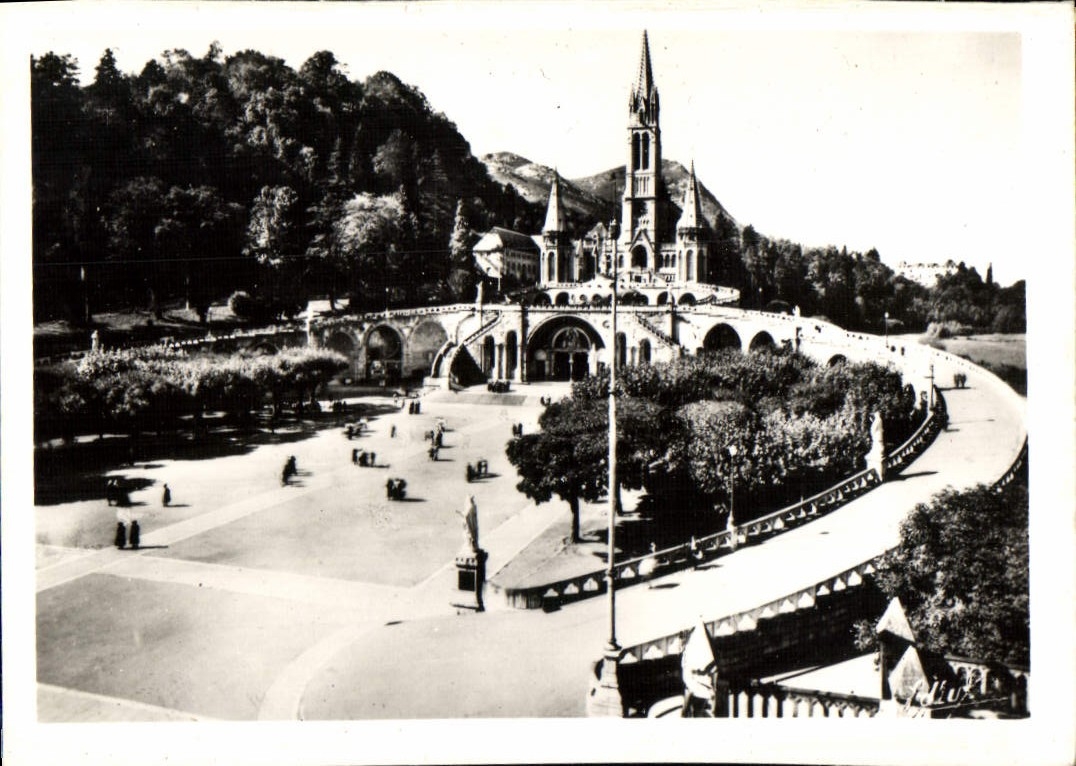 CPM Lourdes La Basilique Et l'Esplanade