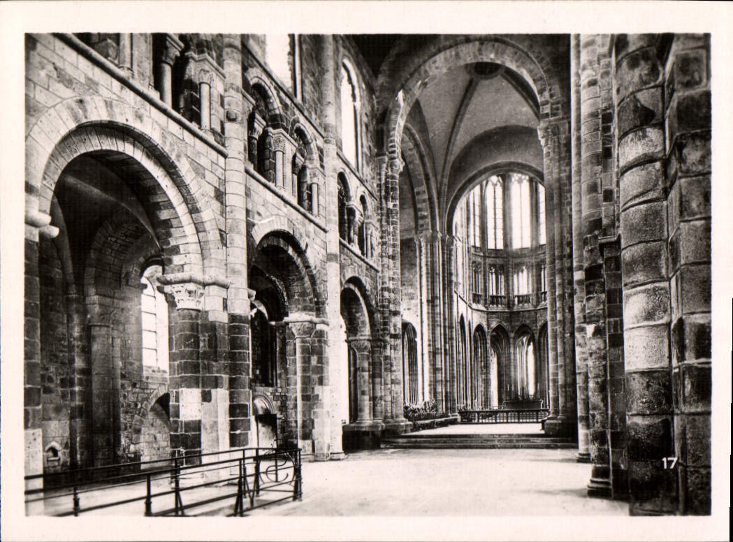 Intérieur de l'abbaye de Royaumont — vue de la nef — série 17