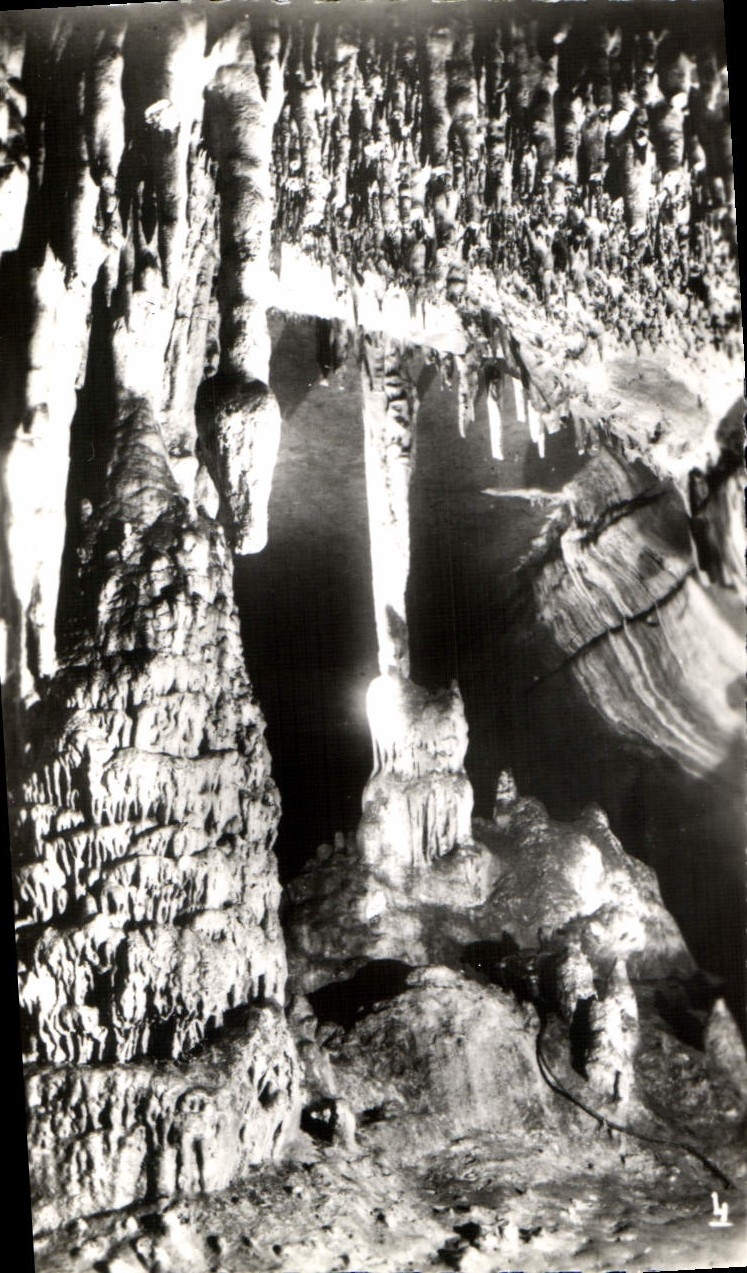 CPM Grottes D'Arcy Sur Cure Le Calvaire Vu Par Derriere