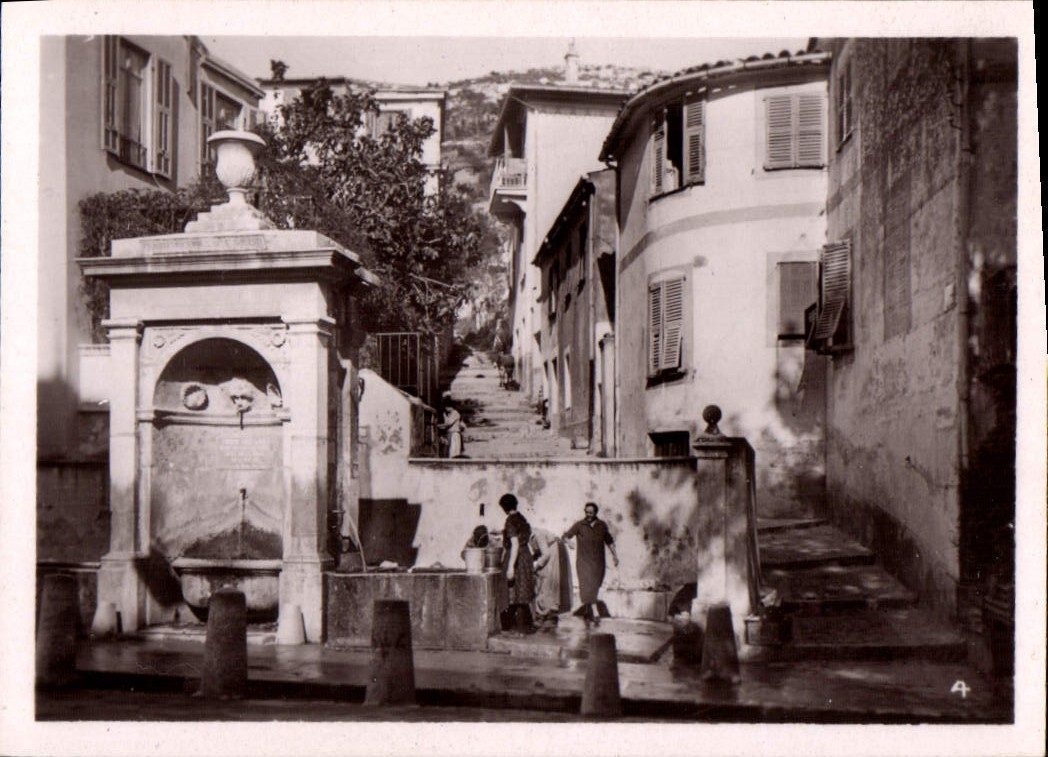 Fontaine publique — rue étroite avec habitants — éditeur CPAPHIL, n°4