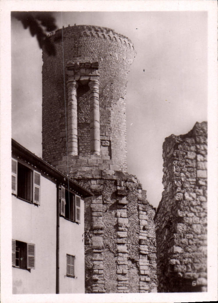 Tour de la cité romaine — ruines médiévales — série 6