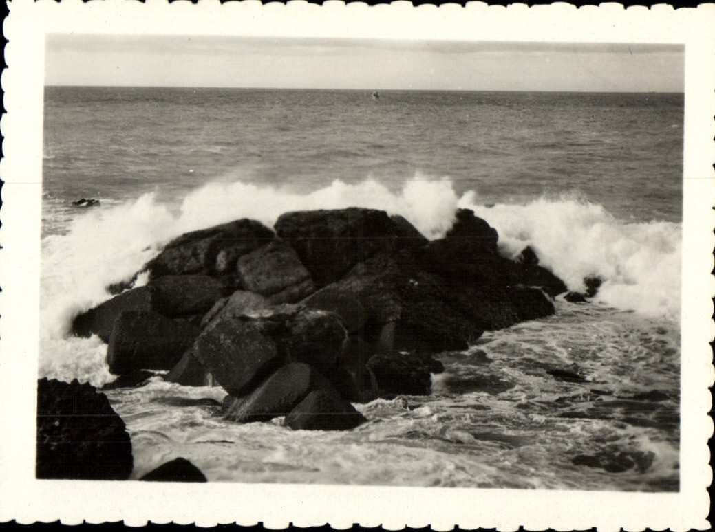 Vagues sur rochers — vue côtière — CPAPHIL