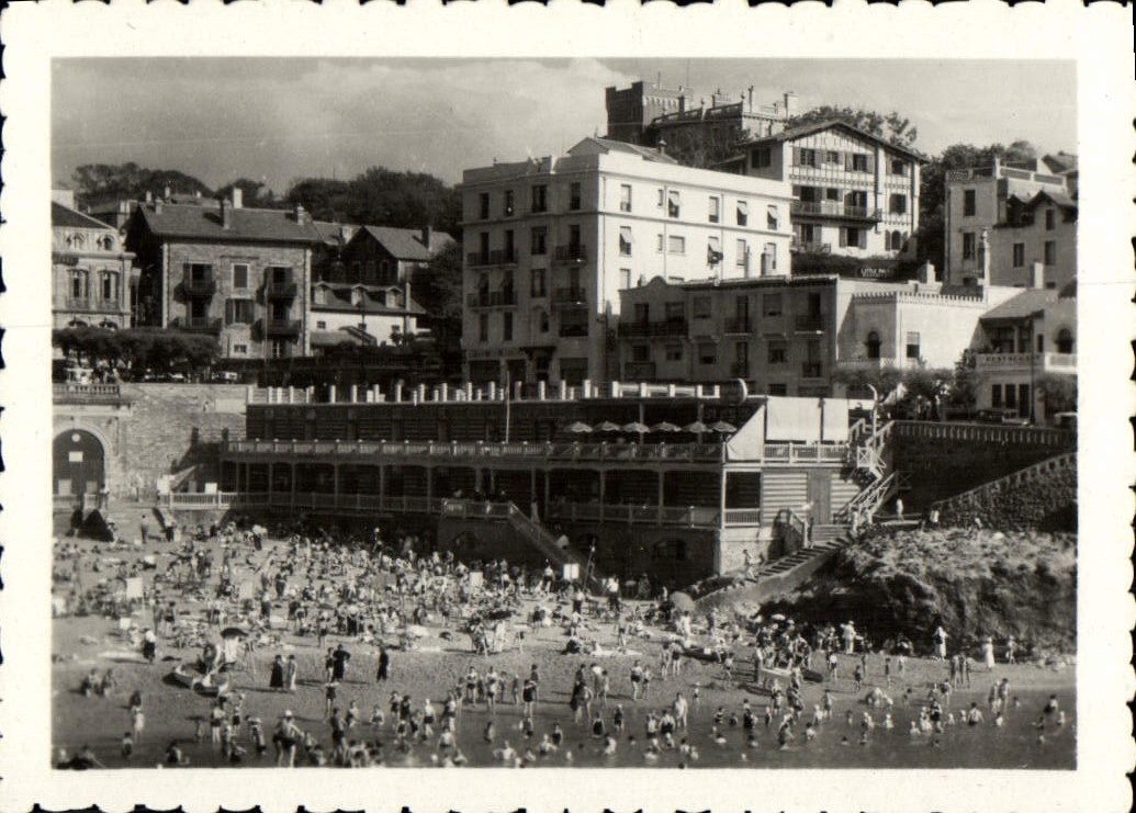 Plage animée à Biarritz — vue panoramique — CPAPHIL