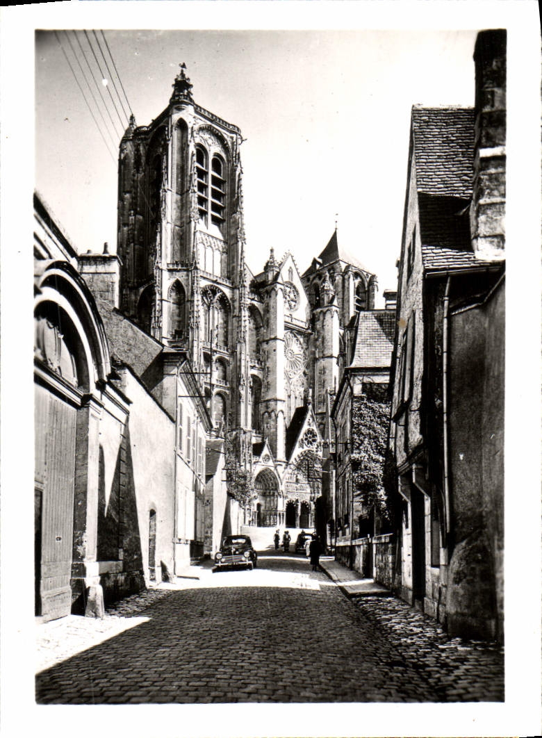 Bourges — Cathédrale Saint-Étienne vue de la Rue Porte Jaune — Éditions de Luxe « Estel » n°7008