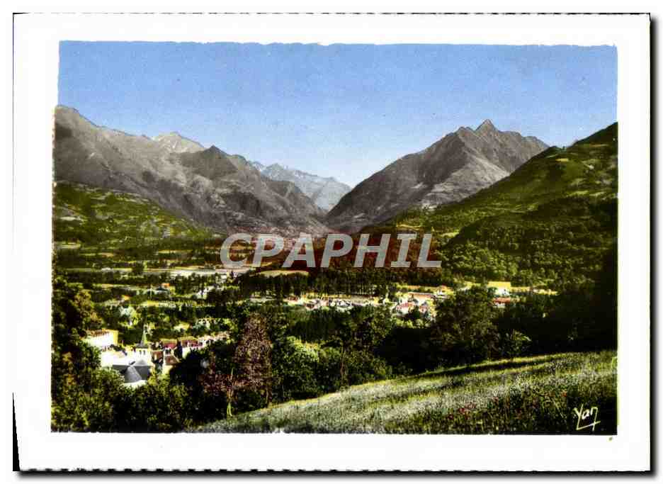 Argeles. Vue générale — vue panoramique du village encaissé entre montagnes — éditeur Yan, n° de série non visible