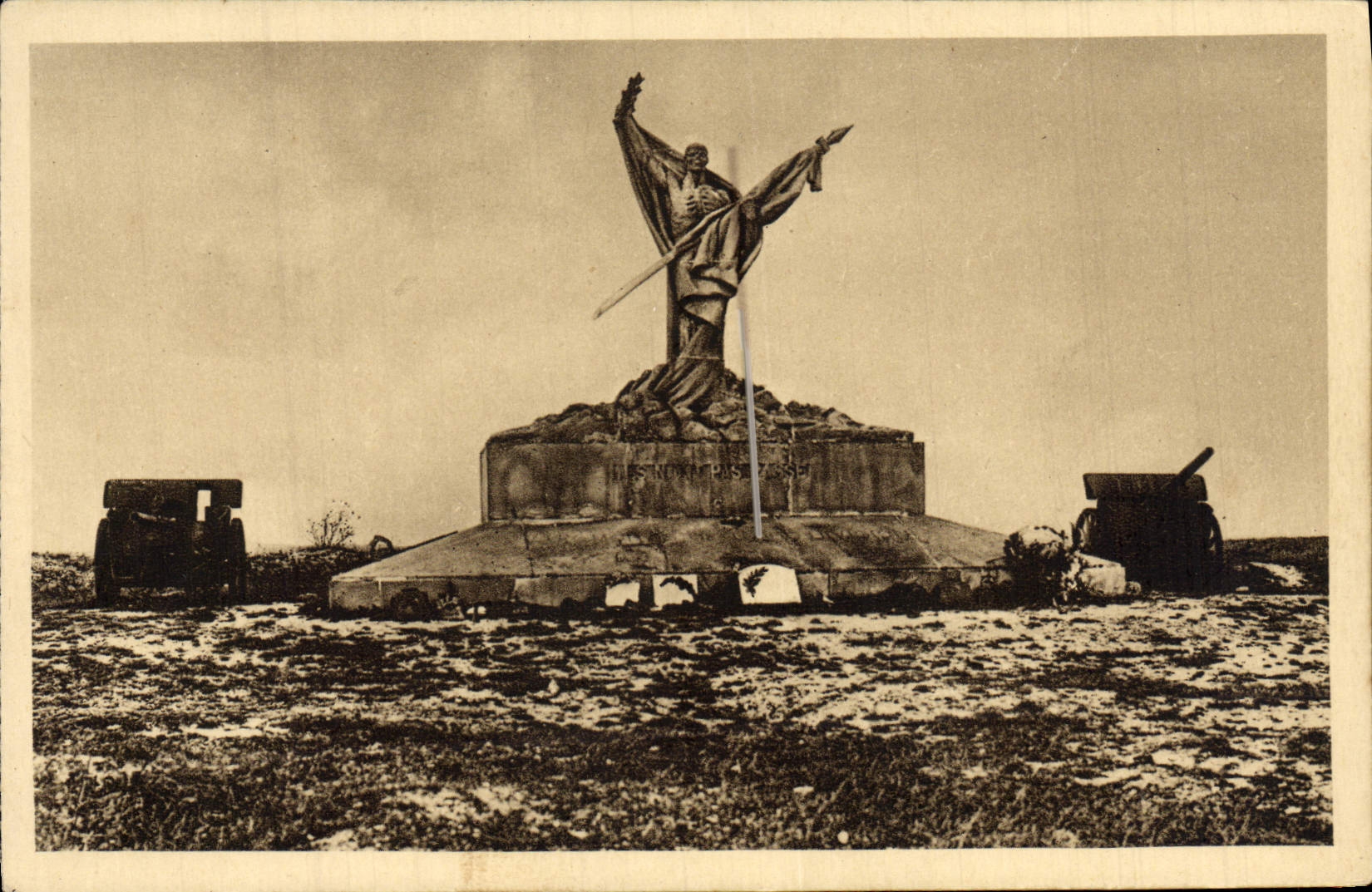 CPA Plateau du Mort Homme Monument aux morts de la 69eme division Militaria 