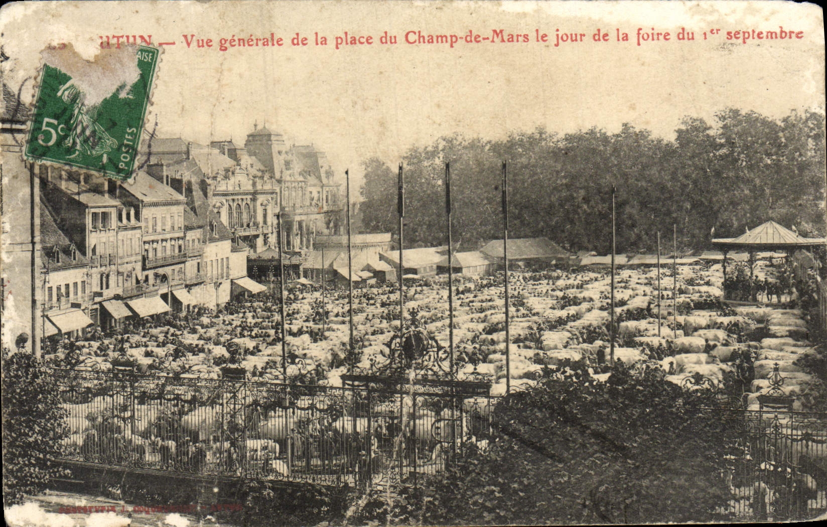 CPA Autun Vue generale de la Place du Chap de Mars le jour de la foire du 1er septembre Vaches Boeufs