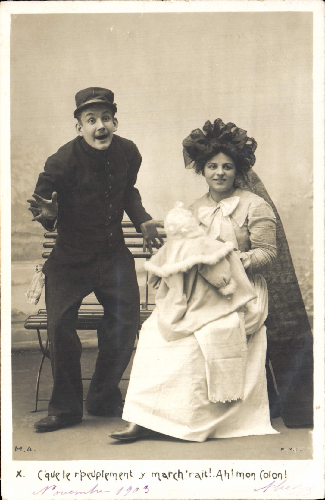 Scène de théâtre — comique militaire et femme tenant un bébé — M.A. éditeur, n° X