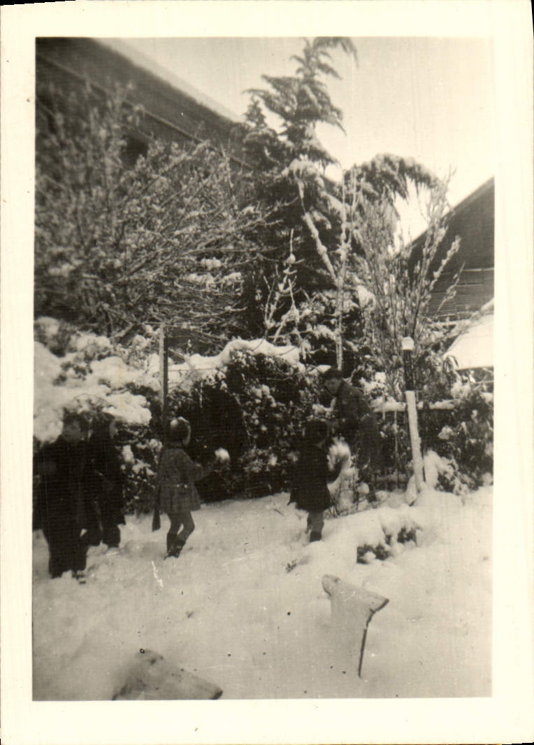 Photo Enfant bataille de boules de neige