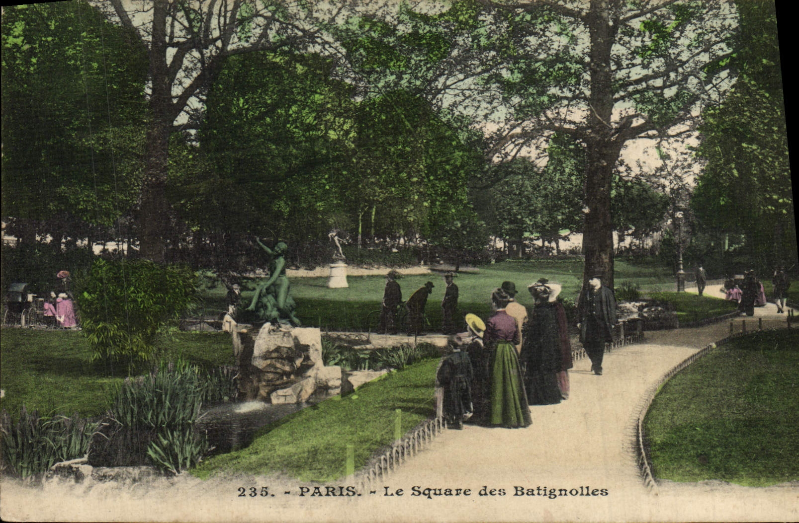 CPA Paris Le Square Des Batignolles